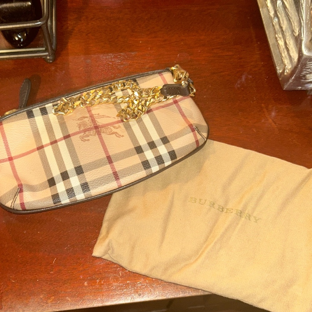 COPY - Burberry wristlet